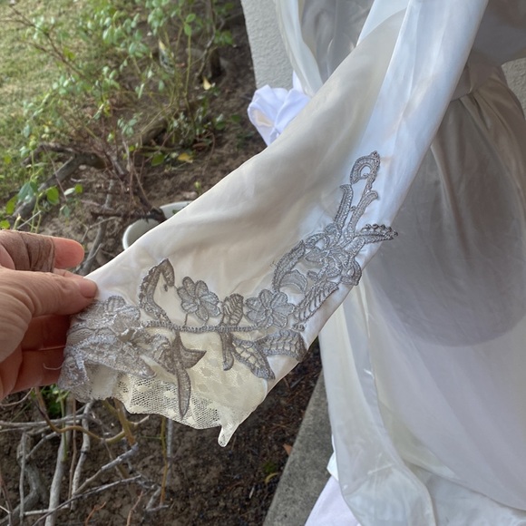 Flora Nikrooz Vintage 1970’s stunning robe w/ beautiful embroidered sleeves - Picture 3 of 10